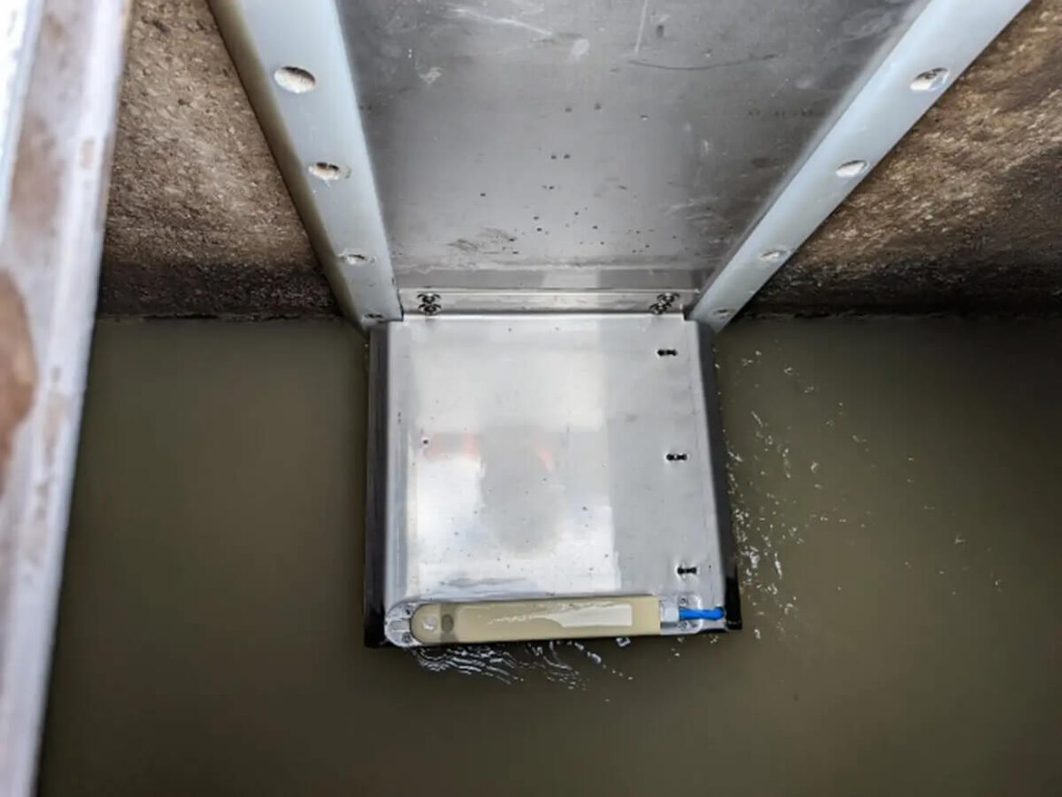 NIVUS sensor on sliding steel bracket.