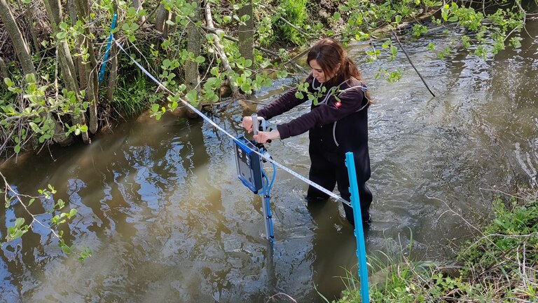 [Translate to English:] Durchflussmessung an schmalen Fluss