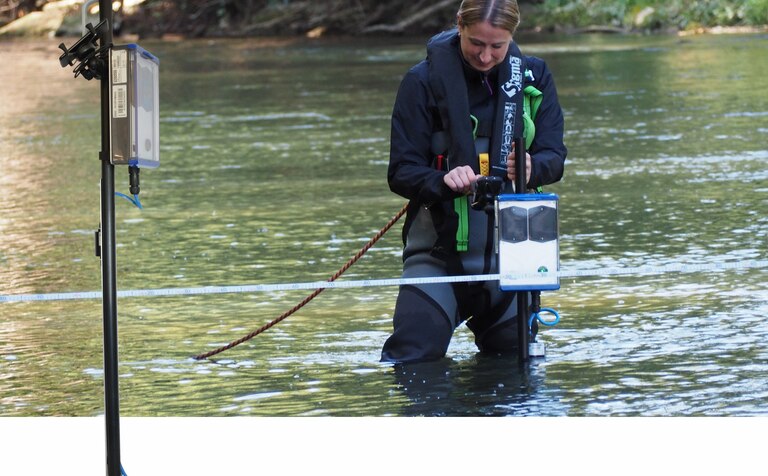 Le NivuFlow Stick permet de mesurer de manière fiable et pratique le débit des rivières, des ruisseaux et des canaux.