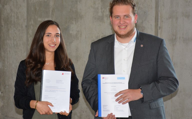 Nicole Reimold und Axel Kazmaier mit ihren erfolgreichen Bachelorarbeiten Nicole Reimold und Axel Kazmaier mit ihren erfolgreichen Bachelorarbeiten