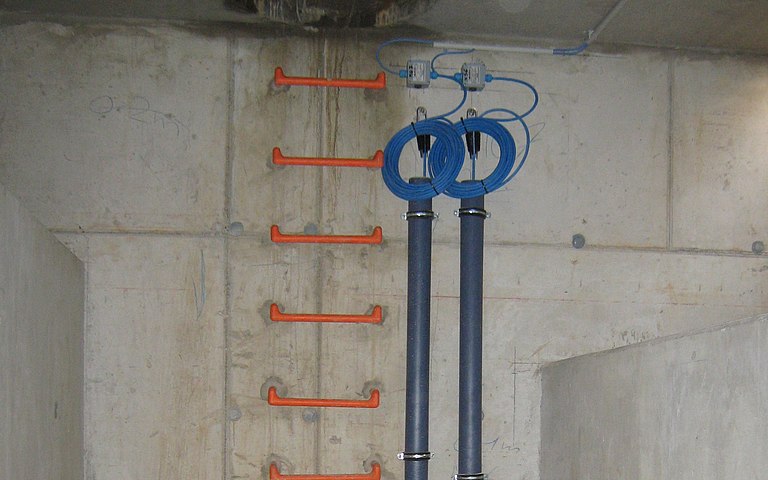 Straining clamps and junction boxes for level pressure sensors