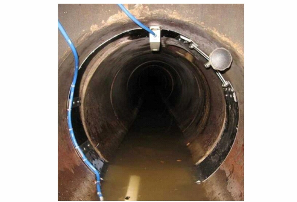 Durchflussmessstelle: Sensoren für Fließgeschwindigkeits- und Füllstandsmessung Durchflussmessstelle: Sensoren für Fließgeschwindigkeits- und Füllstandsmessung